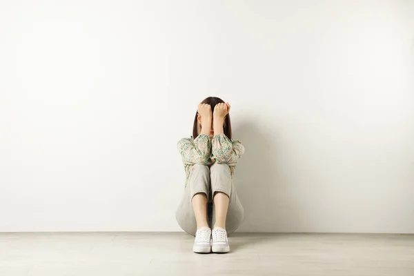Young Girl Hiding Face Hands Floor White Wall — ストック写真