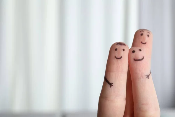 Drei Finger Mit Zeichnungen Glücklicher Gesichter Auf Verschwommenem Hintergrund Platz — Stockfoto