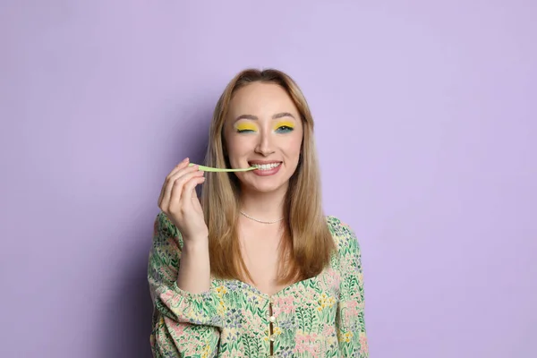 Giovane Donna Alla Moda Con Trucco Brillante Chewing Bubblegum Sfondo — Foto Stock