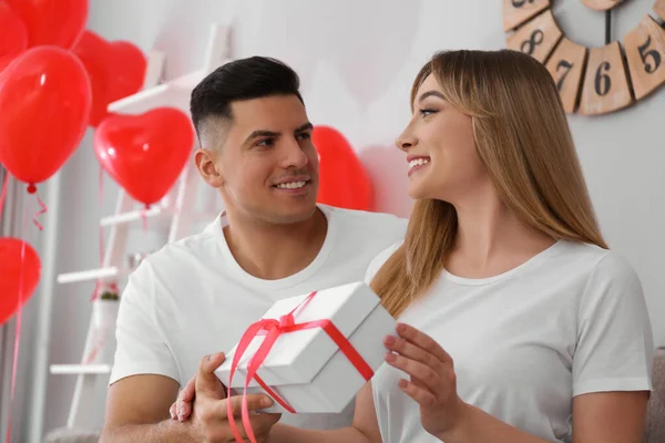 Mann Überreicht Seiner Freundin Ein Geschenk Einem Mit Herzförmigen Luftballons — Stockfoto