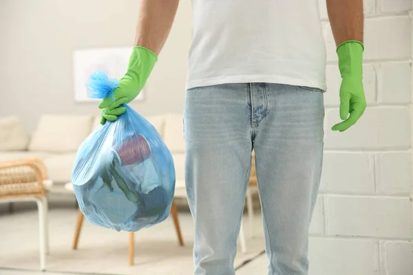 Άντρας Κρατώντας Πλήρη Σακούλα Σκουπιδιών Στο Σπίτι Κοντινό Πλάνο — Φωτογραφία Αρχείου