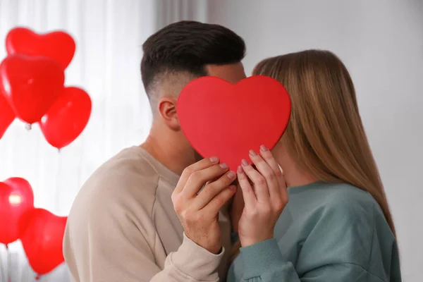 Man Presenting Gift His Girlfriend Room Decorated Heart Shaped Balloons — Stock Photo, Image