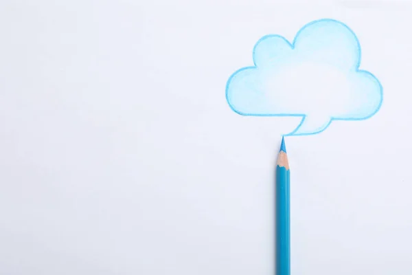 Rysunek Chmury Jasnoniebieskiego Ołówka Białym Tle Widok Góry — Zdjęcie stockowe