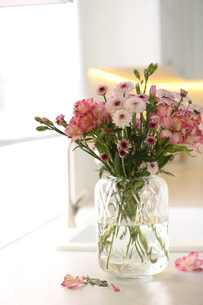 Florero Con Hermosas Flores Mostrador Cocina Elegante Elemento Diseño Interiores —  Fotos de Stock