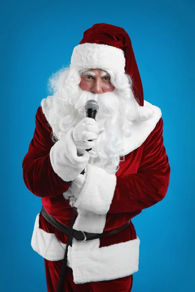 Święty Mikołaj Śpiewa Mikrofonem Niebieskim Tle Muzyka Świąteczna — Zdjęcie stockowe