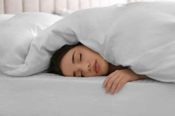 Młoda Kobieta Pokryta Ciepłym Białym Kocem Śpi Łóżku Domu — Zdjęcie stockowe