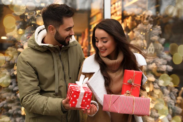 Lovely Couple Presents Store Decorated Christmas Outdoors — Stock Photo, Image