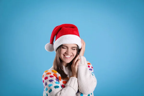 Pretty Woman Santa Hat Festive Sweater Light Blue Background — Photo