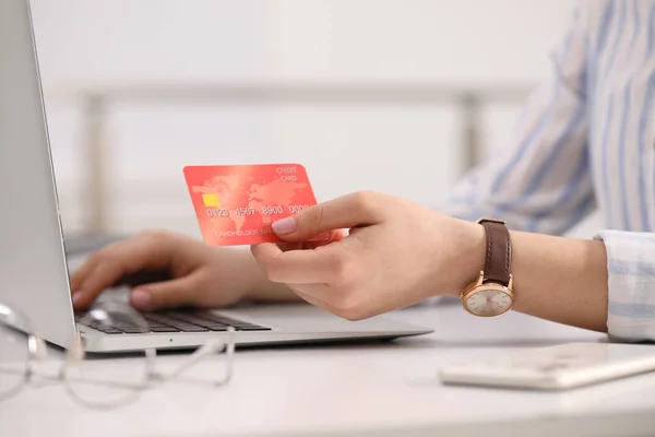 신용카드로 온라인 쇼핑을 테이블에 카드를 사용하는 클로즈업 — 스톡 사진