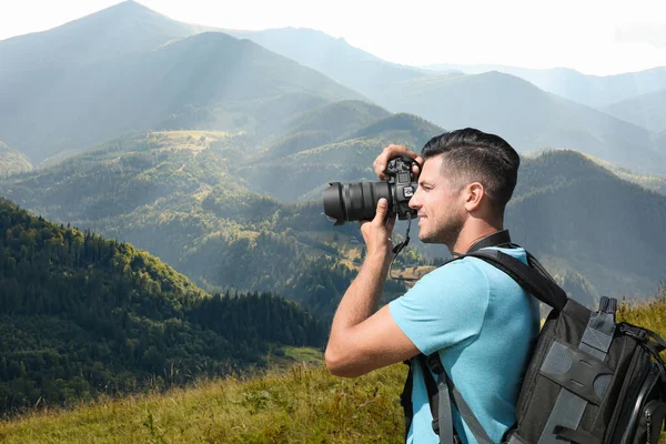 Photographer Taking Picture Beautiful Mountains Professional Camera — Foto Stock