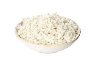 Beyaz arka planda lezzetli mozzarella peynirli kase