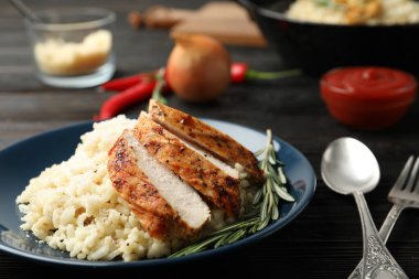 Tavuklu leziz risotto, yakın plan.