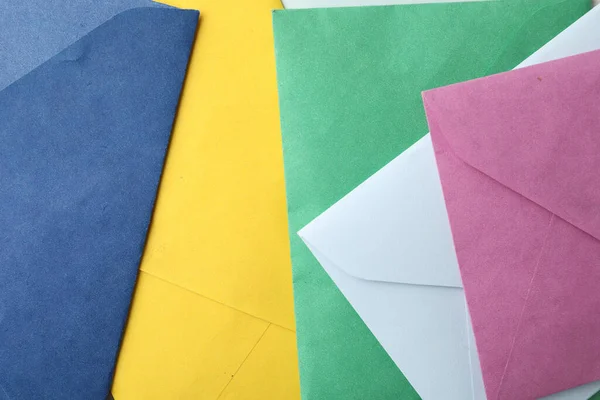 色彩斑斓的纸信封为背景 顶视图 — 图库照片