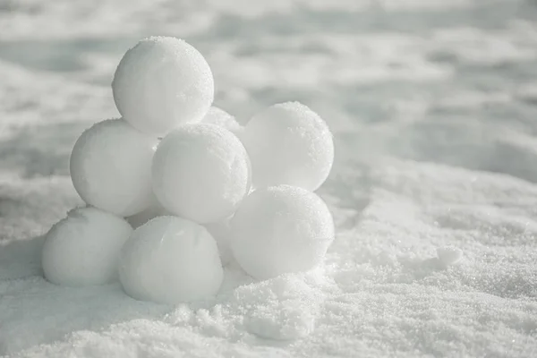 Perfektní Kulaté Sněhové Koule Sněhu Venku Detailní Mezera Pro Text — Stock fotografie