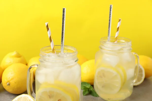 Limonada Natural Recién Hecha Sobre Fondo Amarillo Primer Plano Bebida — Foto de Stock