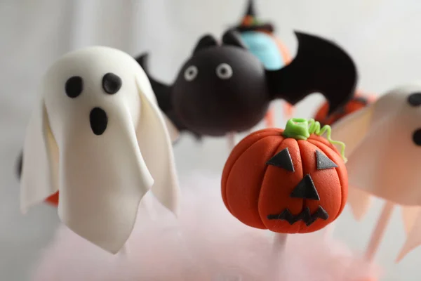 Verschiedene Halloween Themen Cake Pops Auf Hellem Hintergrund Nahaufnahme — Stockfoto