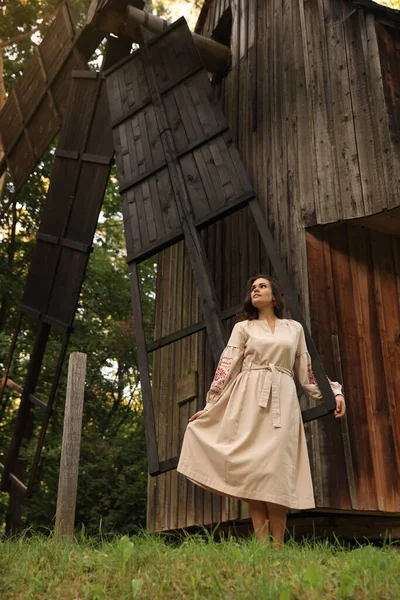 Beautiful Woman Wearing Embroidered Dress Old Wooden Mill Countryside Ukrainian — Stock fotografie