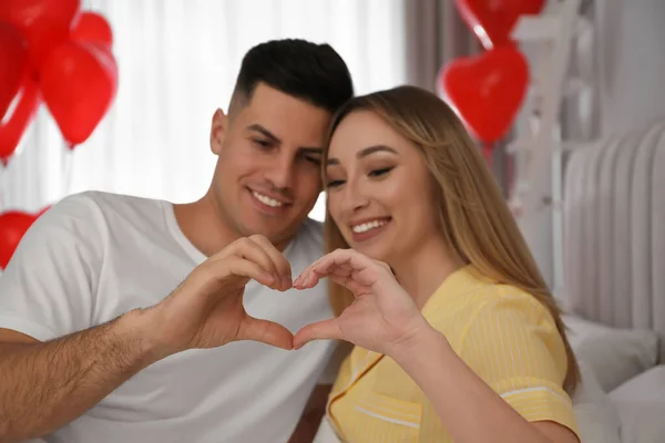 Schönes Paar Macht Herz Mit Händen Zimmer Valentinstag Feier — Stockfoto