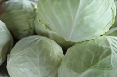 Arkaplan olarak olgun beyaz lahana yığını, yakın plan