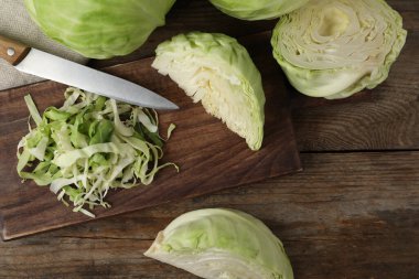 Tahta masada doğranmış lahana, dümdüz yatıyordu.