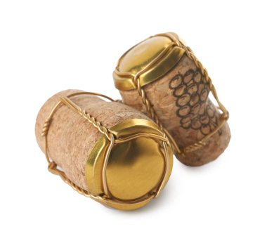 Beyaz arka planda köpüklü şarap mantarları ve muselet kapakları