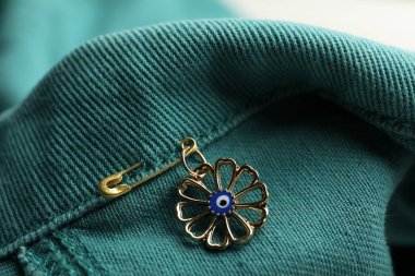 Kotların üzerindeki nazar boncuğu, yakın plan.