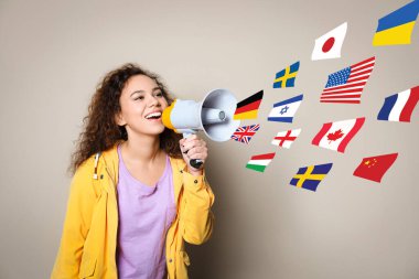 Bej arka planda megafon ve farklı ülkelerin bayraklarıyla Afrikalı Amerikalı tercüman portresi