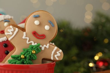 Bulanık ışık ve yakın çekim karşısında kâsede ev yapımı lezzetli Noel kurabiyeleri. Metin için boşluk