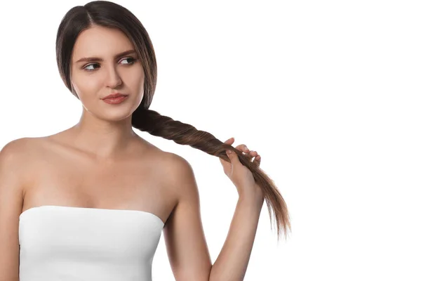 Nuori Nainen Jolla Vahva Terve Hiukset Valkoisella Taustalla — kuvapankkivalokuva