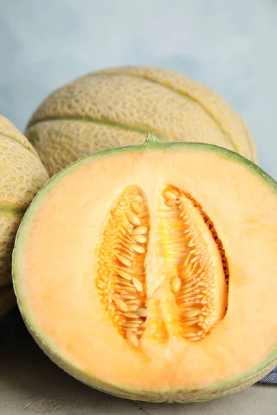 Melon Segar Lezat Meja Abu Abu Terang Closeup — Stok Foto