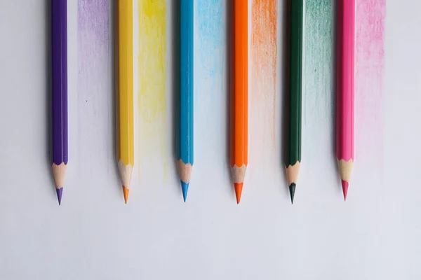 Crayons Colorés Avec Des Échantillons Sur Fond Blanc Vue Dessus — Photo