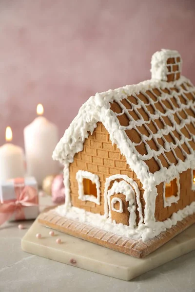 Schöne Lebkuchenhaus Mit Zuckerguss Auf Hellem Tisch Dekoriert — Stockfoto