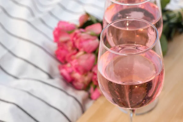 Glasses Delicious Rose Wine Flowers White Picnic Blanket Closeup — Φωτογραφία Αρχείου
