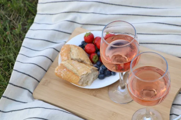 Glasses Delicious Rose Wine Food Picnic Blanket Outdoors — Φωτογραφία Αρχείου