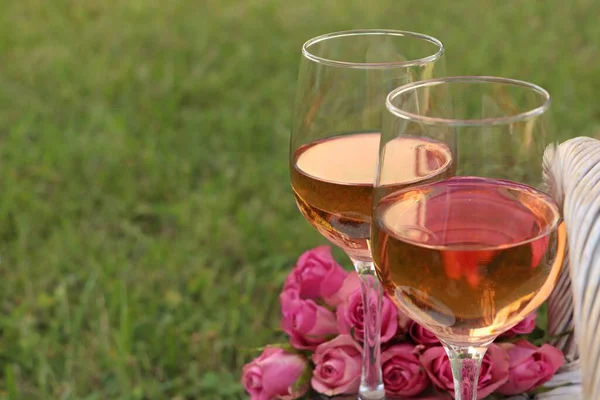Picnic Basket Glasses Delicious Rose Wine Flowers Outdoors Closeup Space — стоковое фото