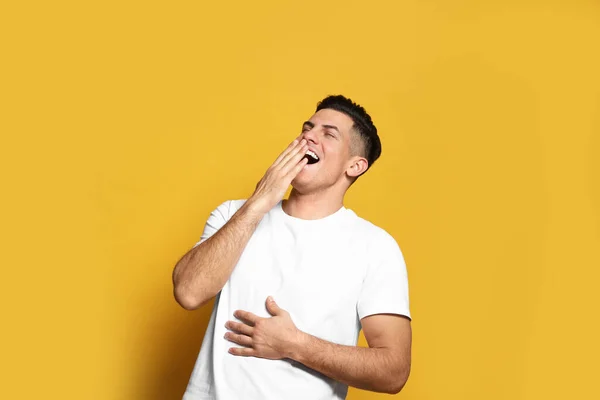 Handsome Man Laughing Yellow Background Funny Joke — Stock Photo, Image