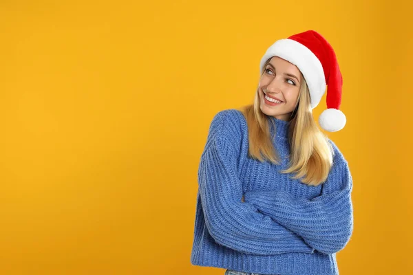 Lycklig Kvinna Santa Hatt Gul Bakgrund Utrymme För Text Julnedräkning — Stockfoto