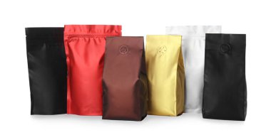 Beyaz üzerine izole edilmiş farklı boş folyo paketleri