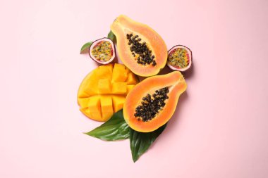 Taze olgun papaya ve pembe arka planda diğer meyveler, düz yatıyordu.