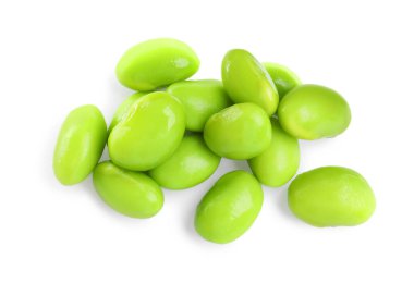 Beyaz arka planda taze yeşil edamame soya fasulyesi.