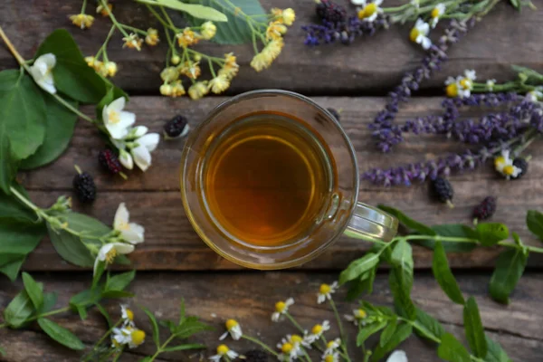 Filiżanka Gorącej Aromatycznej Herbaty Różnych Świeżych Ziół Drewnianym Stole Płaskie — Zdjęcie stockowe