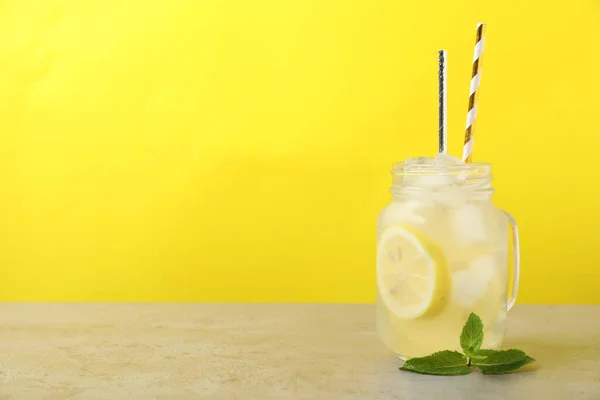 Natürliche Limonade Mit Minze Auf Hellgrauem Tisch Platz Für Text — Stockfoto