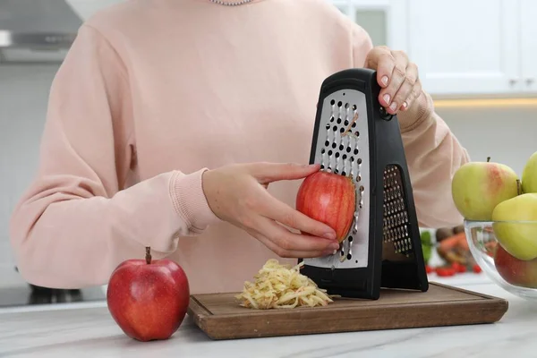 Mutfak Masasında Taze Kırmızı Elma Rendeleyen Kadın Yakın Plan — Stok fotoğraf