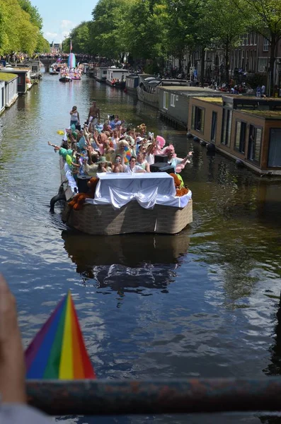 Amsterdam Κατω Χωρεσ Αυγουστου 2022 Πολλοί Άνθρωποι Σκάφος Στην Παρέλαση — Φωτογραφία Αρχείου