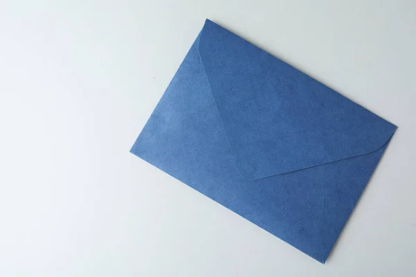 Blauwe Papieren Envelop Lichte Achtergrond Bovenaanzicht — Stockfoto