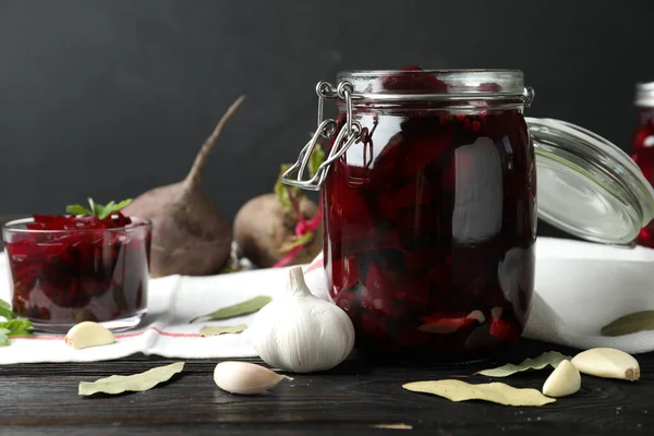 Eingelegte Rüben Glas Auf Holztisch Vor Dunklem Hintergrund — Stockfoto