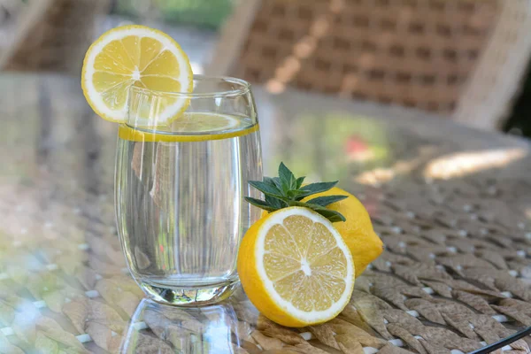 Освежающая Вода Лимоном Мятой Стеклянном Столе Кафе — стоковое фото