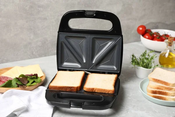 Сучасний Сендвіч Виробник Скибочками Хліба Різними Продуктами Світло Сірому Столі — стокове фото