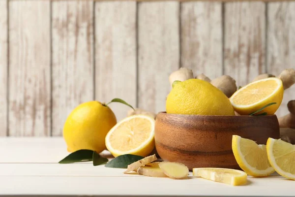 Limones Frescos Jengibre Sobre Mesa Madera Blanca — Foto de Stock