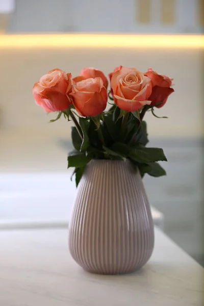 キッチンでカウンターの上に美しいバラと花瓶 インテリアデザイン — ストック写真